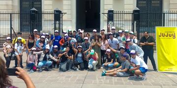 Los estudiantes de la ciudad salteña de Tartagal, en su visita a la Casa de Gobierno de Jujuy.
