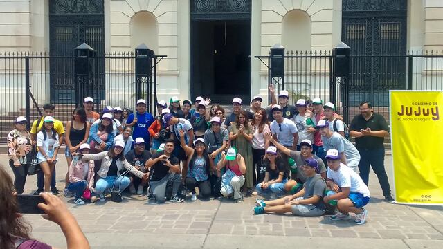 Los estudiantes de la ciudad salteña de Tartagal, en su visita a la Casa de Gobierno de Jujuy.