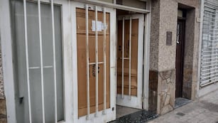 Los vidrios del portón de Ayacucho al 2200 quedaron destruidos.