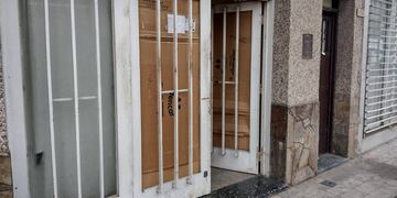 Los vidrios del portón de Ayacucho al 2200 quedaron destruidos.