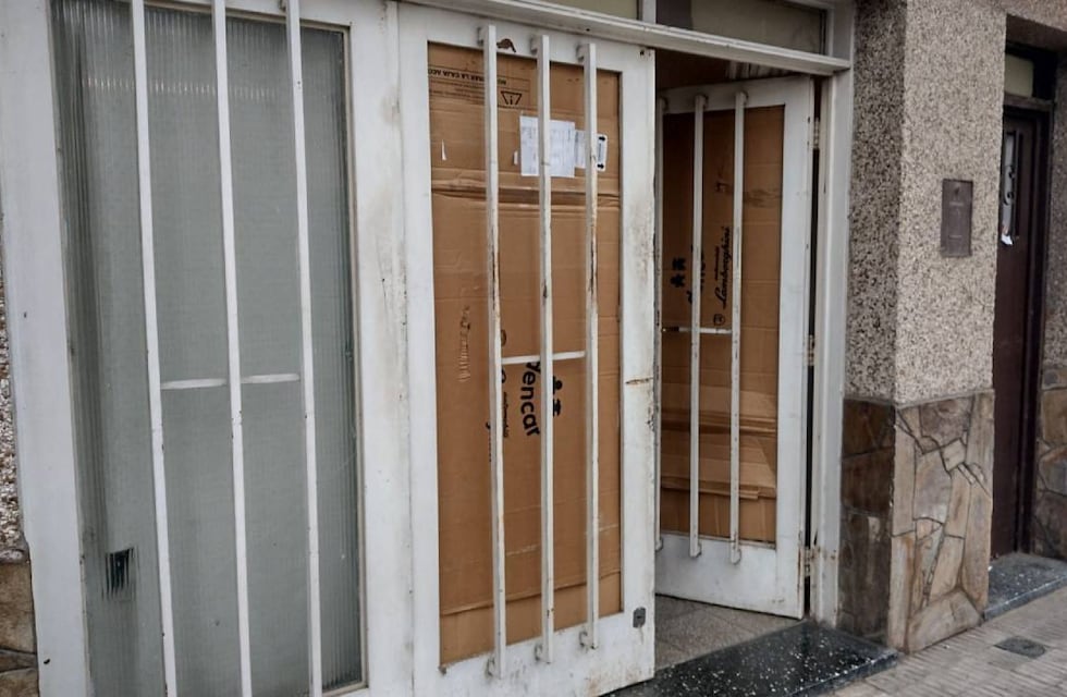 Dejó a sus hijos con niñera en Rosario y dijo que la policía rompió la casa por error