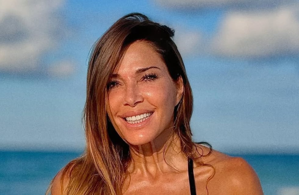 Desde la playa, Catherine Fulop se robó todas las miradas con una bikini ultra diminuta