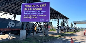 El mensaje del cartel no deja margen para interpretaciones: taxativamente denuncia discriminación y presiones del Gobierno nacional a la Provincia de Jujuy.