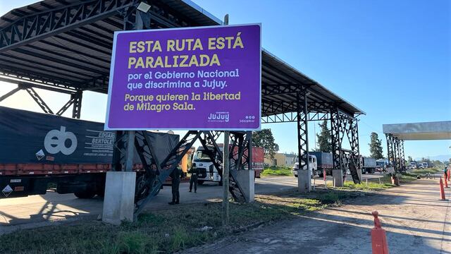 El mensaje del cartel no deja margen para interpretaciones: taxativamente denuncia discriminación y presiones del Gobierno nacional a la Provincia de Jujuy.