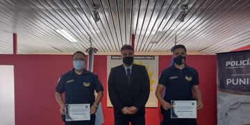 Los Sargentos Germán Luján y Diego Britos, reconocidos por su "profesionalismo y valentía".