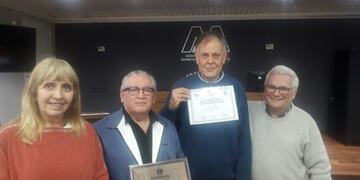 Momento del reconocimiento: El Dr. Carlos Ferreyra, tercero de Izq. a derecha, junto a sus colegas Miriam Martínez, Marcos Olivera y Eduardo Rubiolo, miembros de la SAP Rafaela.