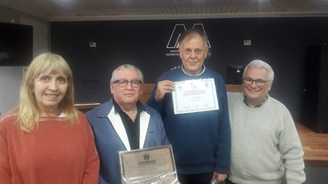 Momento del reconocimiento: El Dr. Carlos Ferreyra, tercero de Izq. a derecha, junto a sus colegas  Miriam Martínez, Marcos Olivera y Eduardo Rubiolo, miembros de la SAP Rafaela.