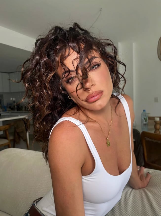 El cambio de look de Emilia Attias: se sumó a la tendencia de la temporada y deslumbró con unos espectaculares rulos definidos