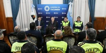 Jaldo y Aguero Gamboa supervisan traslado de presos a nueva unidad penitenciaria.