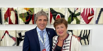 Luis Caputo con Kristalina Georgieva. (Foto: X / @Luiscaputoar)