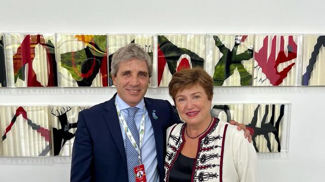 Luis Caputo con Kristalina Georgieva. (Foto: X / @Luiscaputoar)
