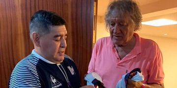 “Al Trinche, que fue mejor que yo”: el día que Maradona se rindió a los pies del ídolo de la Lepra