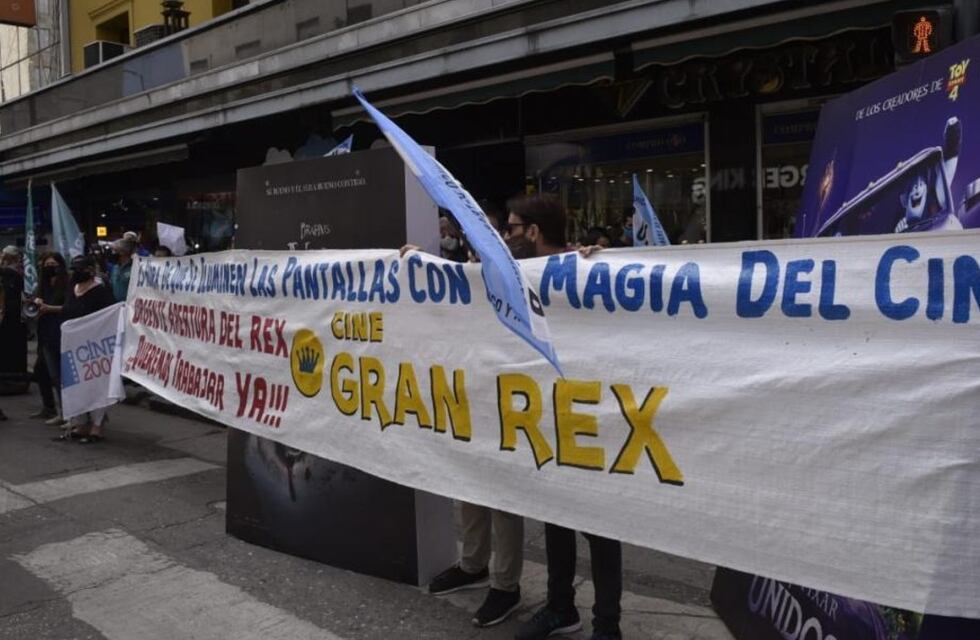 Ni luz, ni cámara, ni acción: protestan trabajadores del cine