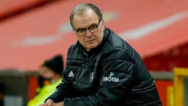 El Leeds United decidió honrar al ex DT con una camiseta rojinegra