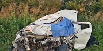 Estado en que quedó el vehículo en el que viajaban los jujeños rumbo a la ciudad de Córdoba. El saldo provisorio de la colisión es de tres víctimas fatales y dos personas hospitalizadas.