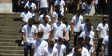 Los jugadores dejaron una bandera sobre el féretro con la leyenda: "Somos el pueblo".