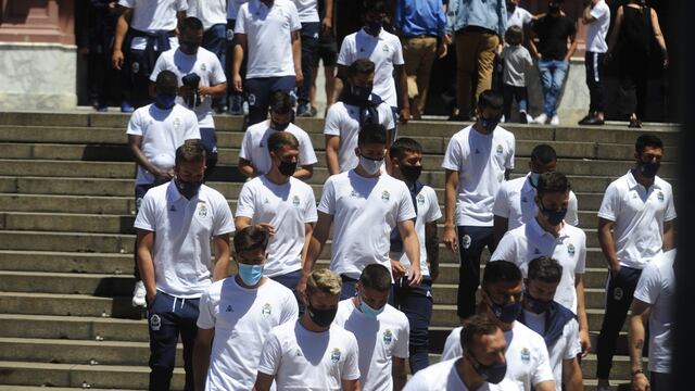 Los jugadores dejaron una bandera sobre el féretro con la leyenda: "Somos el pueblo".
