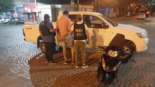 El hombre detenido y la moto robada