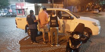 El hombre detenido y la moto robada