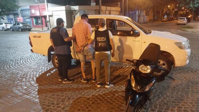 El hombre detenido y la moto robada