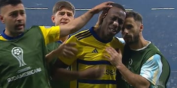 Luis Advíncula, tras su expulsión.