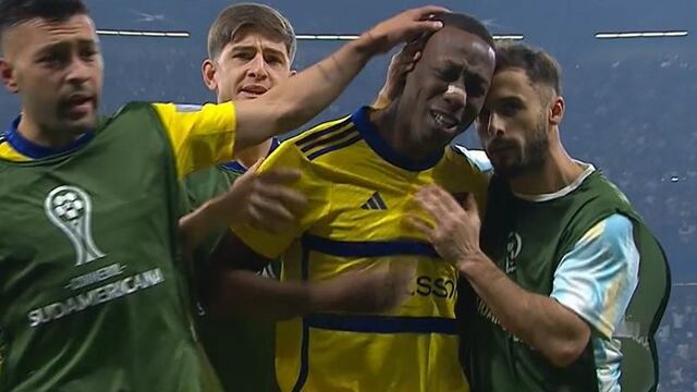 Luis Advíncula, tras su expulsión.