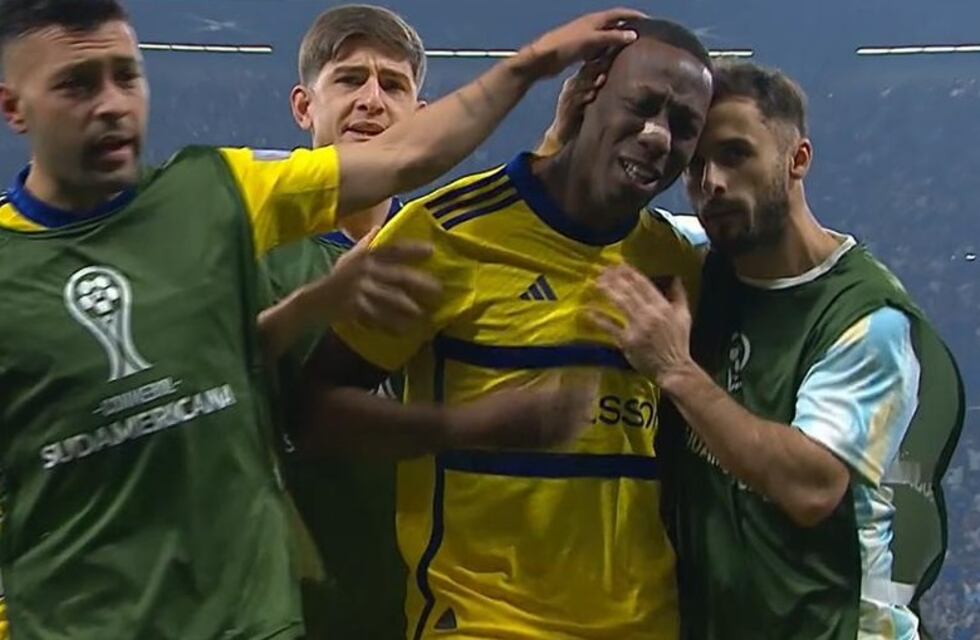 Advíncula fue expulsado a los 30 segundos y estallaron las redes: los mejores memes