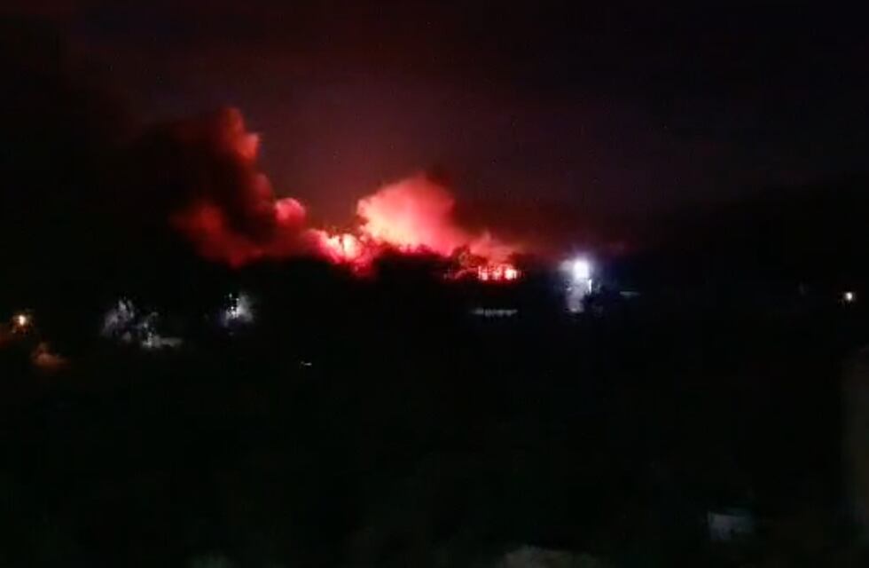 El fuerte Zonda en Mendoza provocó un feroz incendio en el Challao y hay varias familias evacuados