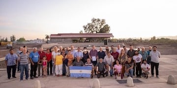 Vecinos, ex combatientes de Malvinas y funcionarios municipales dispusieron que el Parque de la Familia de San Roque lleve el nombre "Héroes de Malvinas". Gentileza