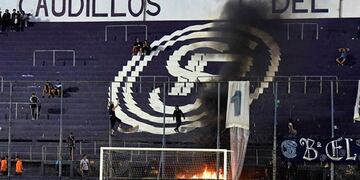 Fuego peligroso. Barras de la Lepra mendocina apretaron a dirigentes y jugadores luego de la derrota ante Rafaela.