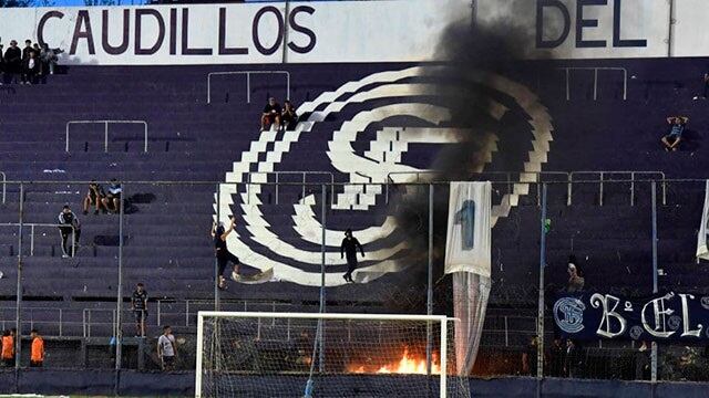 Fuego peligroso. Barras de la Lepra mendocina apretaron a dirigentes y jugadores luego de la derrota ante Rafaela.