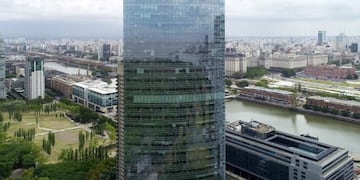 Torre de YPF en Puerto Madero diseñada por Cesar Pelli, a la venta.