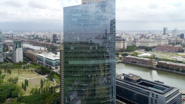 Torre de YPF en Puerto Madero diseñada por Cesar Pelli, a la venta.