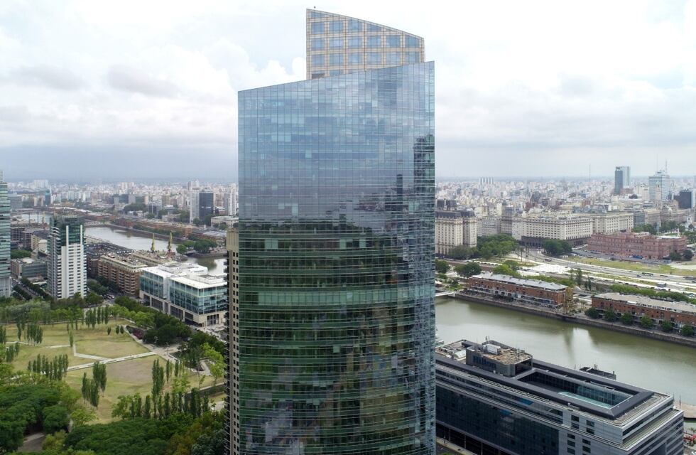 YPF pone en venta su icónica torre de Puerto Madero tasada en alrededor de US$ 400 millones