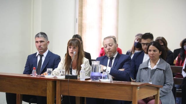 Los acusados por asesinar a Nélida Villar junto a sus abogados defensores.