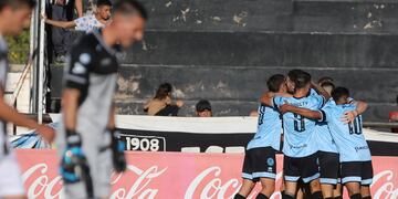 Todos los abrazos para Bruno Zapelli, en un Belgrano que se sacó las ganas y está arriba solo (Prena Belgrano).