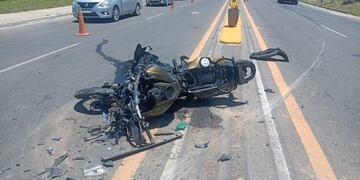 Choque en VIlla Dolores. Giró en U su automóvil, provocó un impacto con la moto y hubo una víctima fatal (Gentileza).