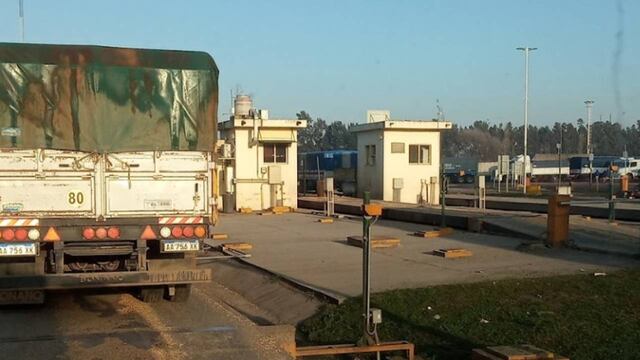 El transporte de granos genera una importante carga y deterioro sobre la Ruta Provincial 21.