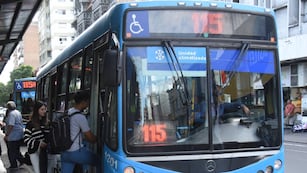 Los colectivos de la línea 115 paran en la Plaza Sarmiento de Rosario durante su recorrido como parte del sistema de Transporte Urbano de Pasajeros (TUP).
