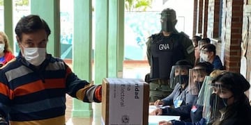 El Presidente de la Cámara de Diputados de la provincia de Misiones, Dr. Carlos Eduardo Rovira, emitió su voto.