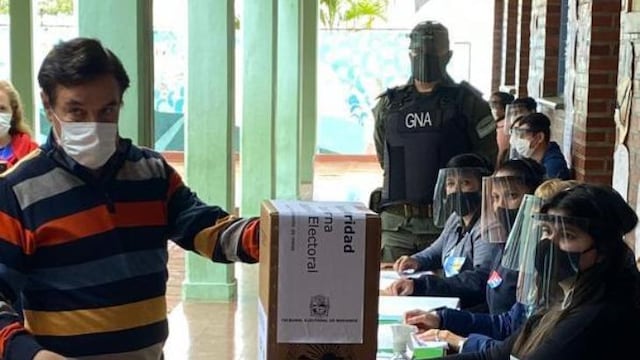 El Presidente de la Cámara de Diputados de la provincia de Misiones, Dr. Carlos Eduardo Rovira, emitió su voto.