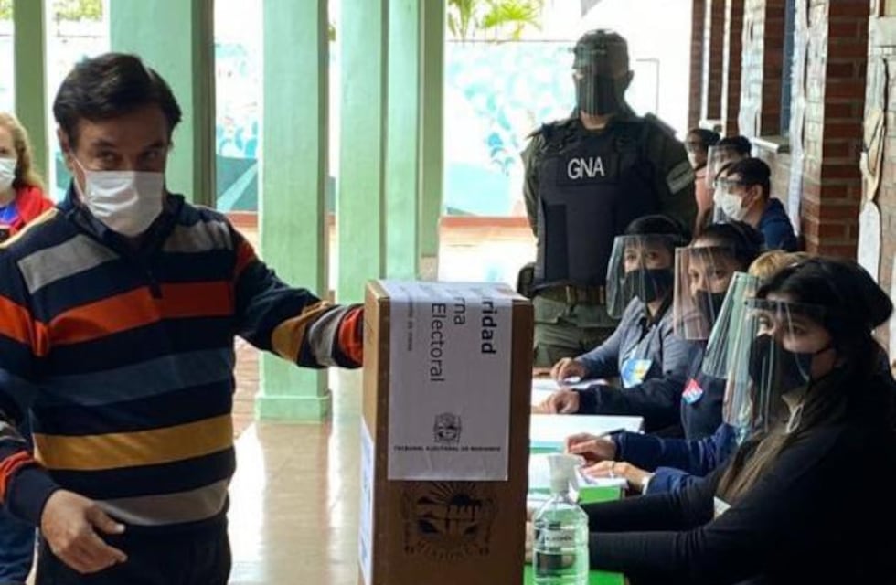 El Presidente de la Cámara de Diputados de la provincia de Misiones, Dr. Carlos Eduardo Rovira, emitió su voto.