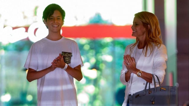 Cecilia Bolocco y su hijo Máximo Menem. (Captura)