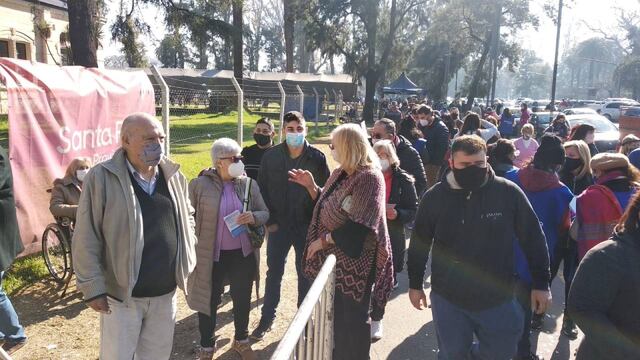 Un grupo de personas fue con turno al Predio Ferial Parque de la Independencia este domingo, pero no había medicamentos para inocularlos. (@mariabelenoest)