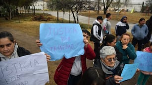 Vecinos de Barrio Estación Flores protestan por la muerte de una adolescente atacada por dogos.