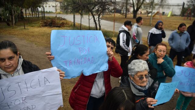 Vecinos de Barrio Estación Flores protestan por la muerte de una adolescente atacada por dogos.