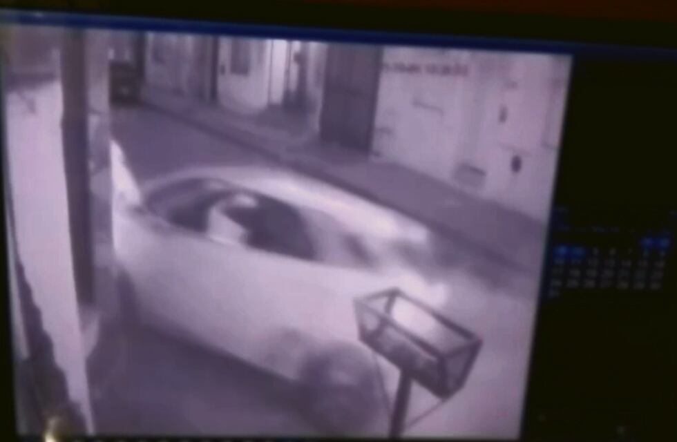 Se salvaron de milagro: un automóvil se subió a la vereda e impactó contra los peatones