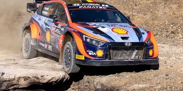 Neuville manda en el legendario Rally Acrópolis de Grecia.