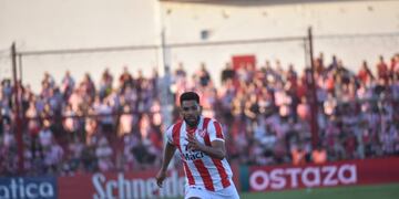 "El Chino" Romero en acción ante Riestra. Este lunes quiere más contra los tucumanos.