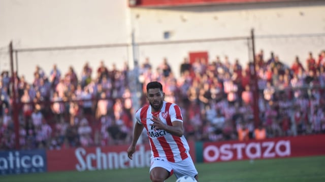 "El Chino" Romero en acción ante Riestra. Este lunes quiere más contra los tucumanos.